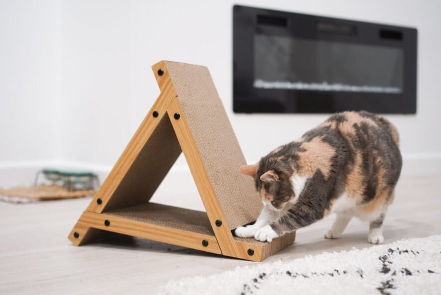 fukumaru-scratching-post-885x591-1 Fukumaru - 3-sided corrugated scratching post
